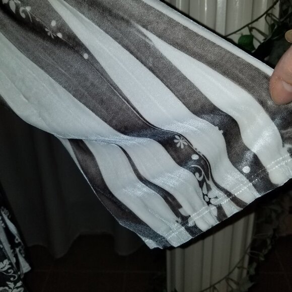 The Pyramid Collection Velvet dress size M - Picture 4 of 4